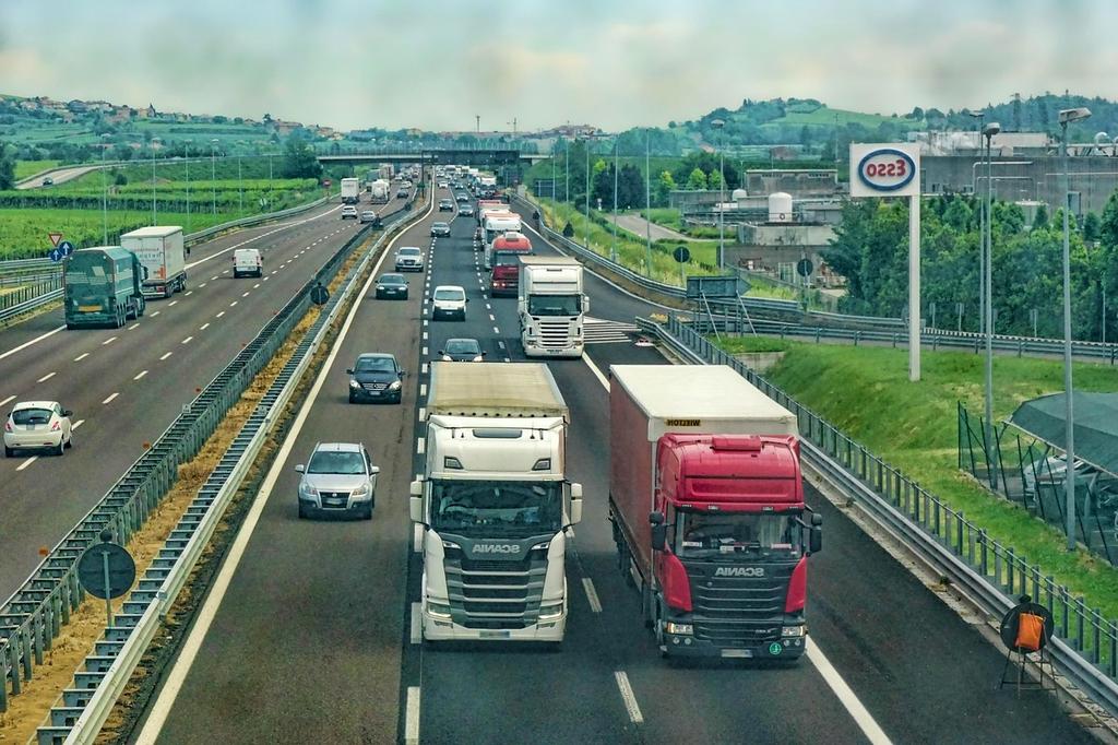 Zespół Vistula Cargo omawiający trasę transportu w biurze