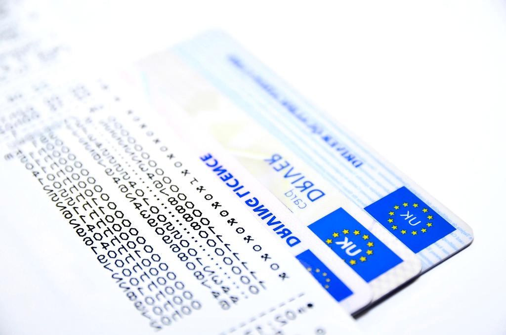Kierowca przy ciężarówce przed trasą